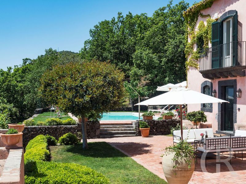 ferienhaus-capinera-terrasse-und-pool.jpg