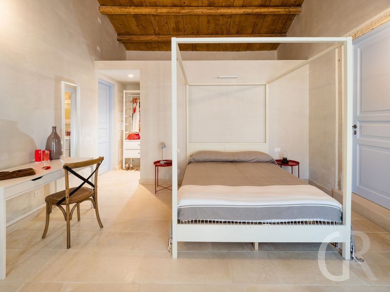 ferienhaus-dimora-pura-dopplebett-im-schlafbereich.jpg