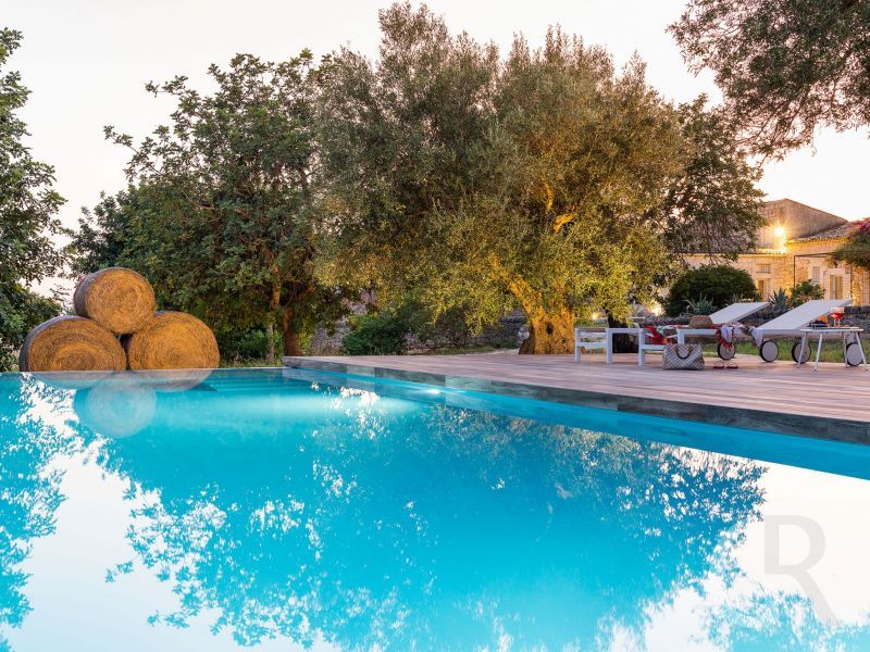 ferienhaus-dimora-pura-schwimmbad-am-morgen.jpg