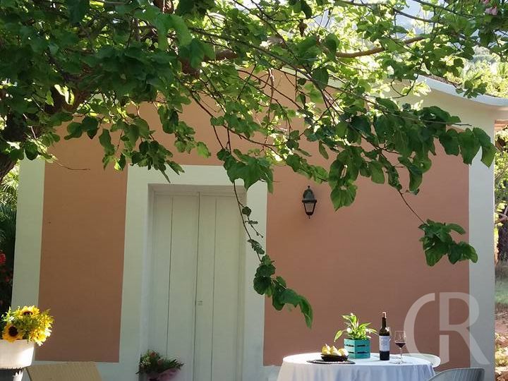 ferienhaus-gelso-kleiner-sitzplatz-vor-der-casa.jpg