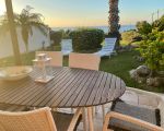 ferienhaus-grecale-esstisch-und-garten.jpg