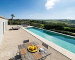 ferienhaus-hybla-tisch-am-pool.jpg