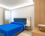 ferienhaus-mare-del-sud-blaues-bett.jpg