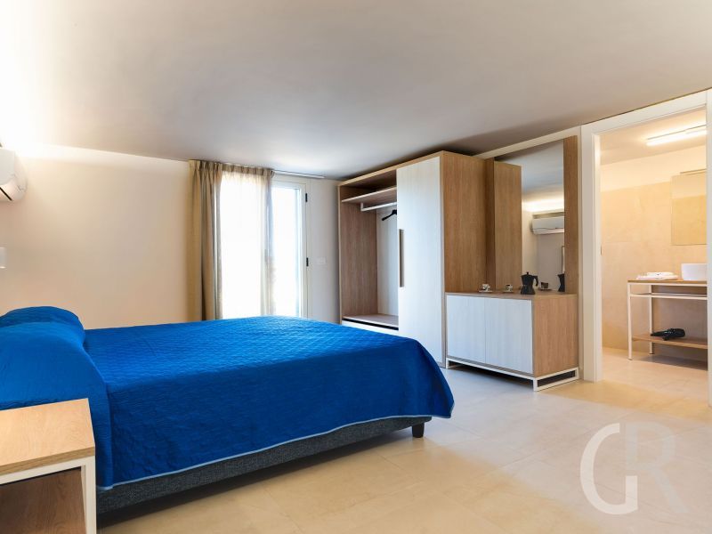 ferienhaus-mare-del-sud-grosszuegiges-schlafzimmer.jpg