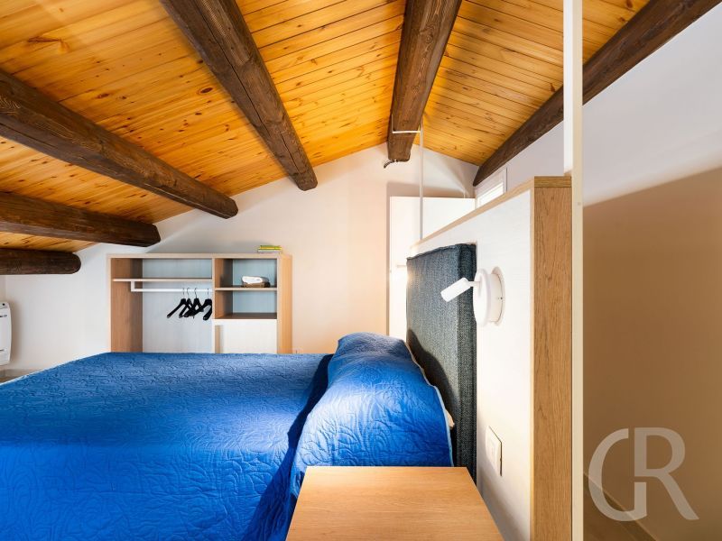 ferienhaus-mare-del-sud-schlafzimmer-in-der-schraege.jpg