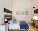 ferienhaus-marinella-blau-weisses-bett.jpg