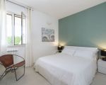 ferienhaus-stella-maris-weissses-doppelbett.jpg