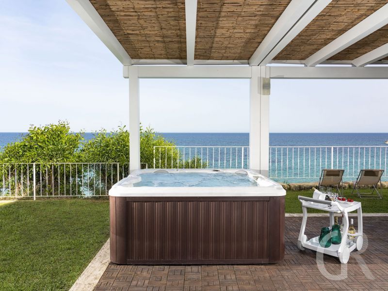 ferienhaus-stella-maris-whirlpool.jpg