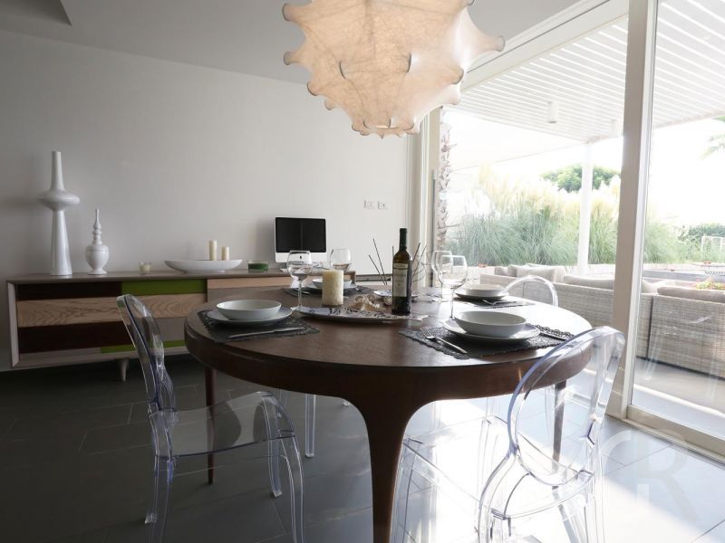 ferienhaus-villa-venere-wohnzimmer-mit-esstisch.jpg