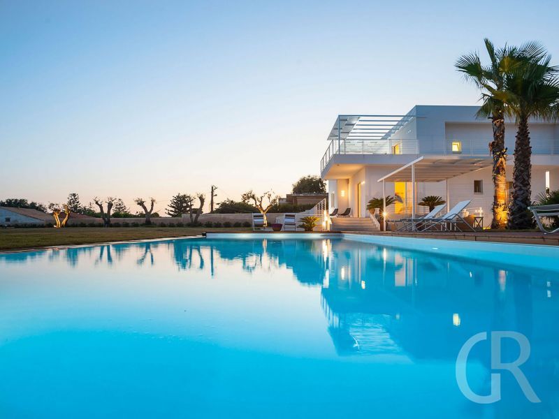 ferienvilla-blumarine-grosser-pool.jpg