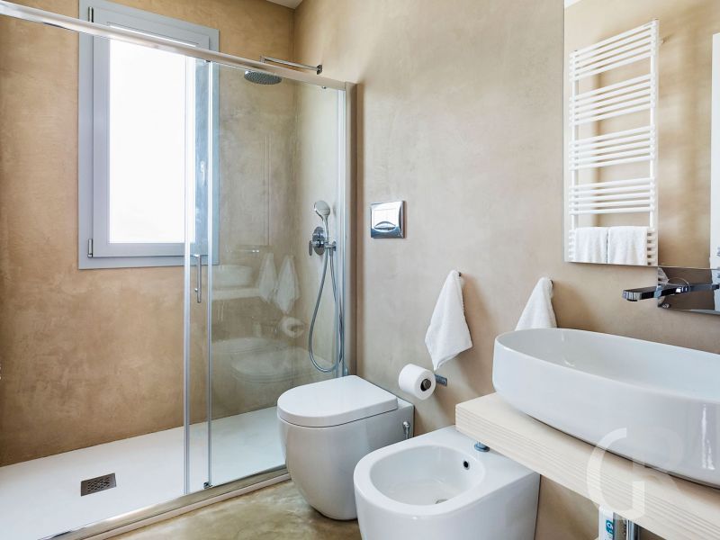 ferienvilla-dusche-im-badezimmer.jpg
