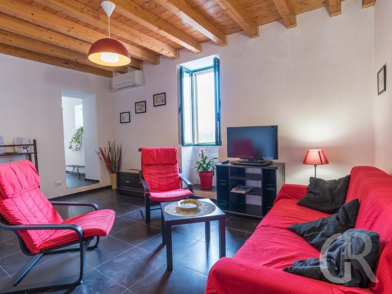 ferienwohnung-agemennone-wohnzimmer-mit-sesseln.jpg