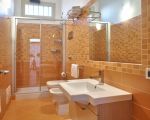 ferienwohnung-ambra-badezimmer-mit-dusche.jpg