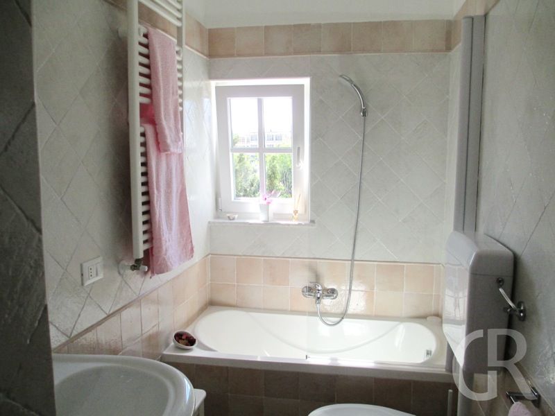 ferienwohnung-anita-badezimmer-mit-wanne-und-dusche.JPG