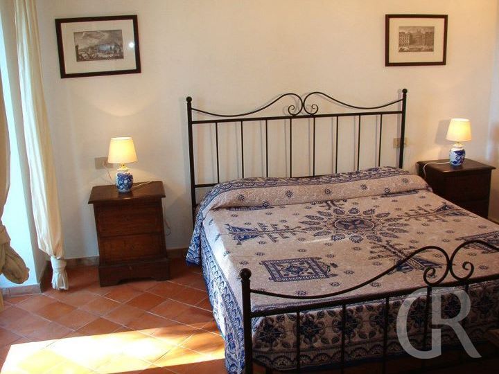 ferienwohnung-cafisi-schlafzimmer-mit-doppelbett-und-nachttisch.jpg