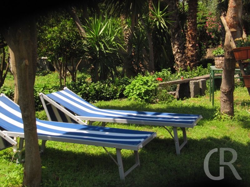 ferienwohnung-catania-liegestuehle.JPG