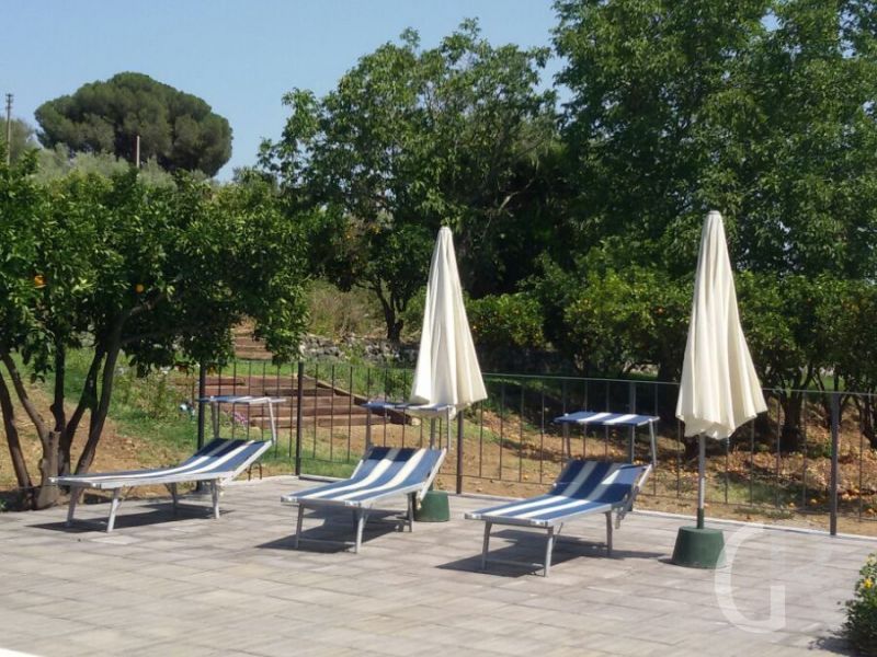 ferienwohnung-catania-sonnenliegen-am-pool.jpg