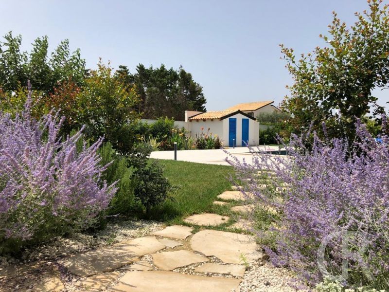 ferienwohnung-cecilia-weg-durch-den-garten.jpg