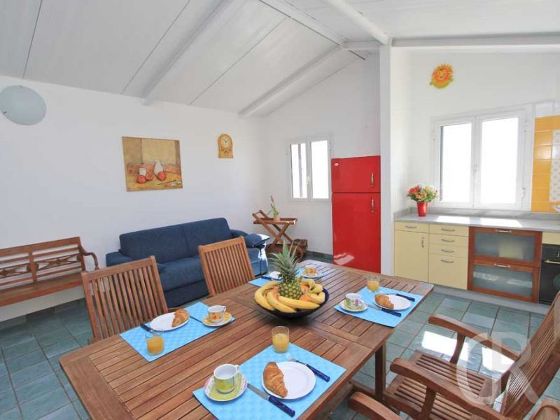 ferienwohnung-dedalo-esstisch-im-wohnbefreich.jpg