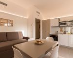 ferienwohnung-enea-esstisch-mit-sofa.jpg