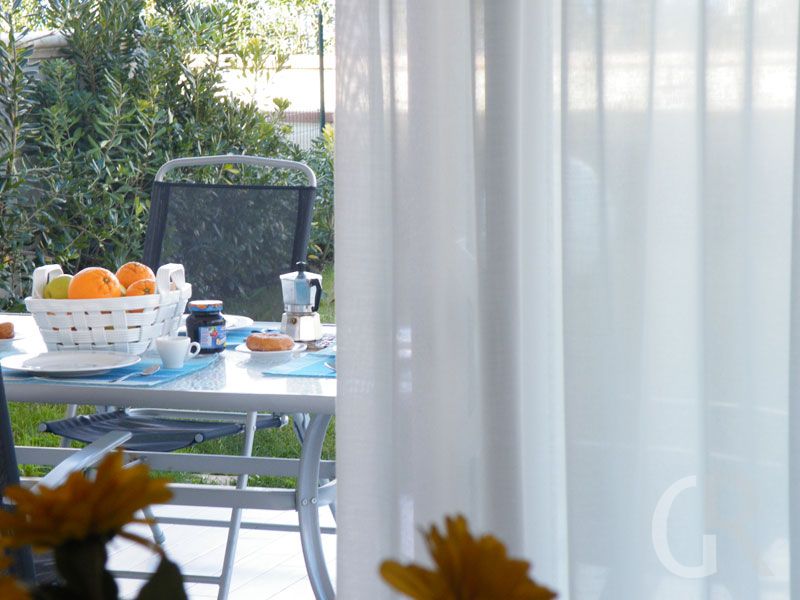 ferienwohnung-eolo-blick-auf-die-terrasse.jpg