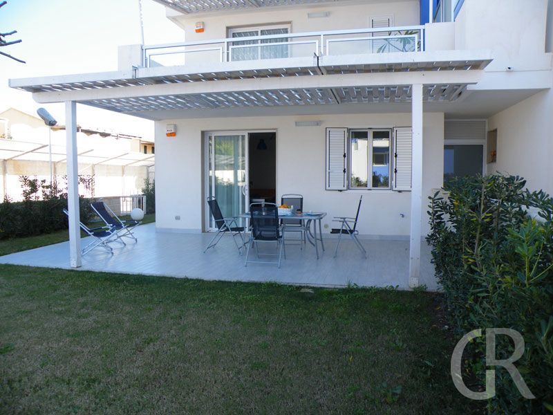 ferienwohnung-eolo-ueberdachte-terrasse.jpg