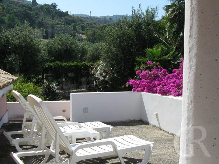 ferienwohnung-la-pagliera-sonnenliegen-auf-der-terrasse.jpg