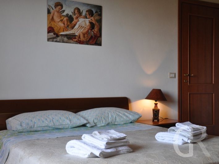 ferienwohnung-luana-schlafzimmer-mit-doppelbett.JPG