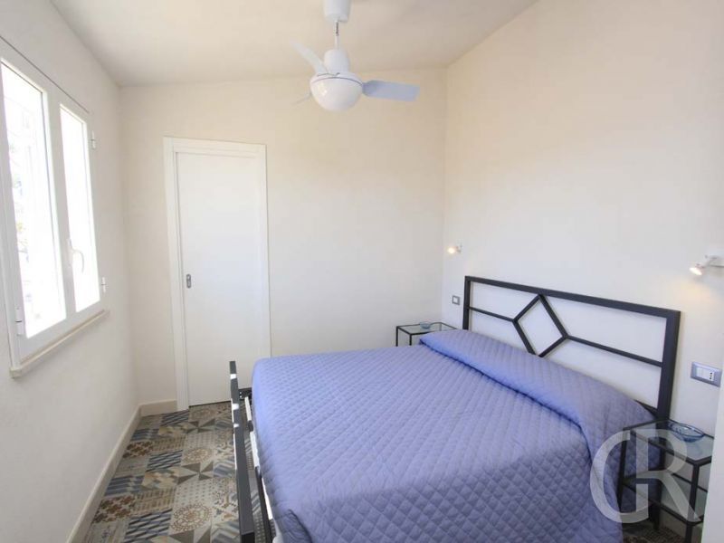 ferienwohnung-pitagora-schlafzimmer-mit-doppelbett.jpg