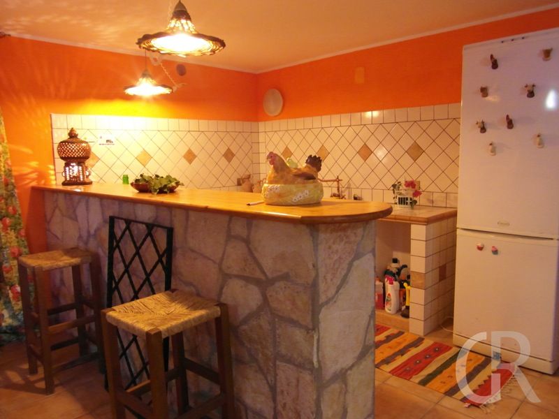 ferienwohnung-silvio-kueche-mit-theke.JPG