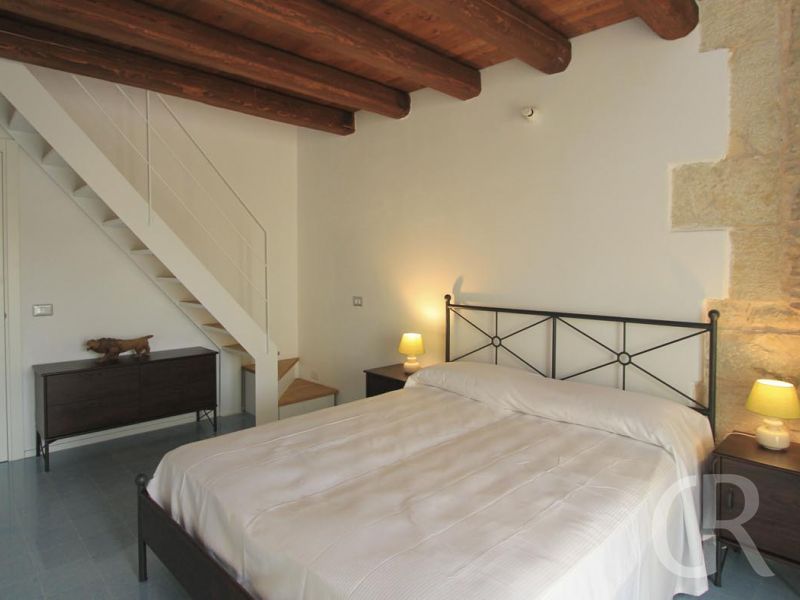 ferienwohnung-sud-treppe-zur-galerie-im-schlafzimmer.jpg
