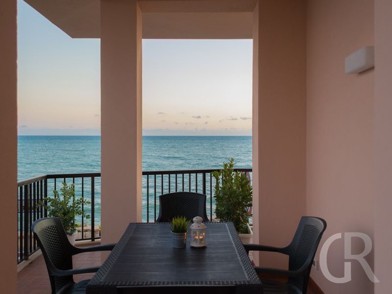 ferienwohnung-veranda-sul-mare-eckbalkon-mit-meerblick.jpg
