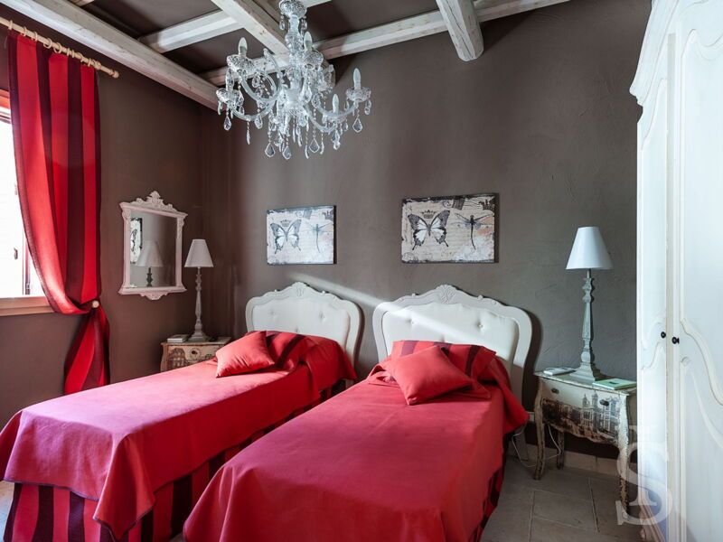pigna-bianca-rotes-schlafzimmer.jpg