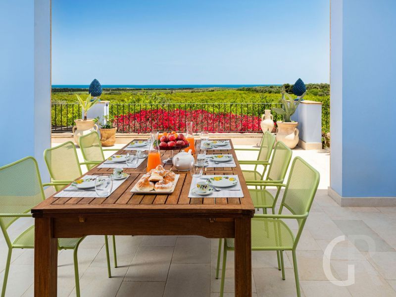pigna-blue-gedeckter-tisch-im-freien.jpg