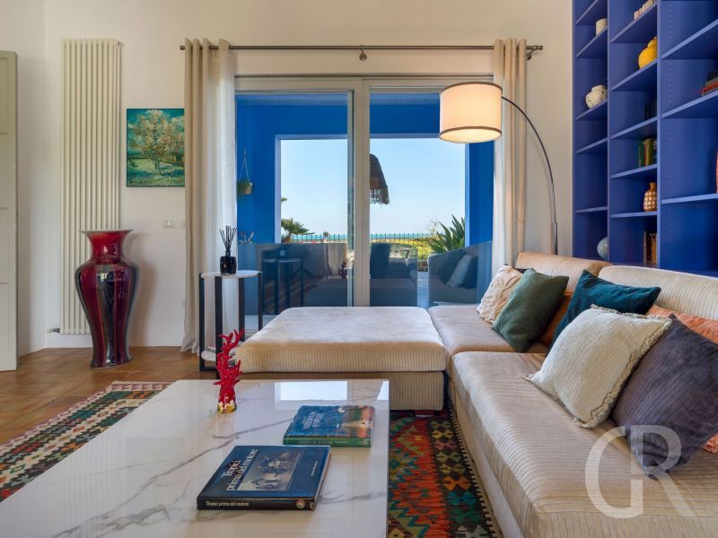 pigna-blue-sofa-im-wohnzimmer.jpg