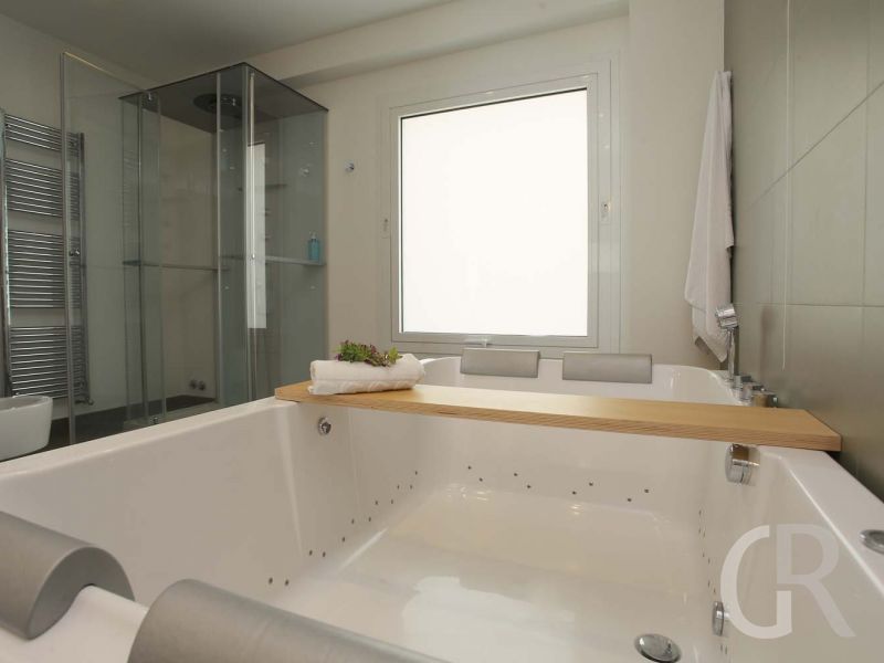 villa-afodite-grosses-bad-mit-dusche-und-wanne.jpg