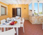 villa-afrodite-gedeckter-terrassentisch.jpg