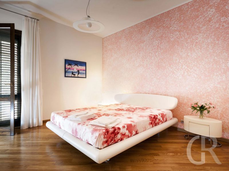 villa-afrodite-grosses-bett.jpg