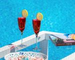 villa-afrodite-sektglaeser-am-pool.jpg