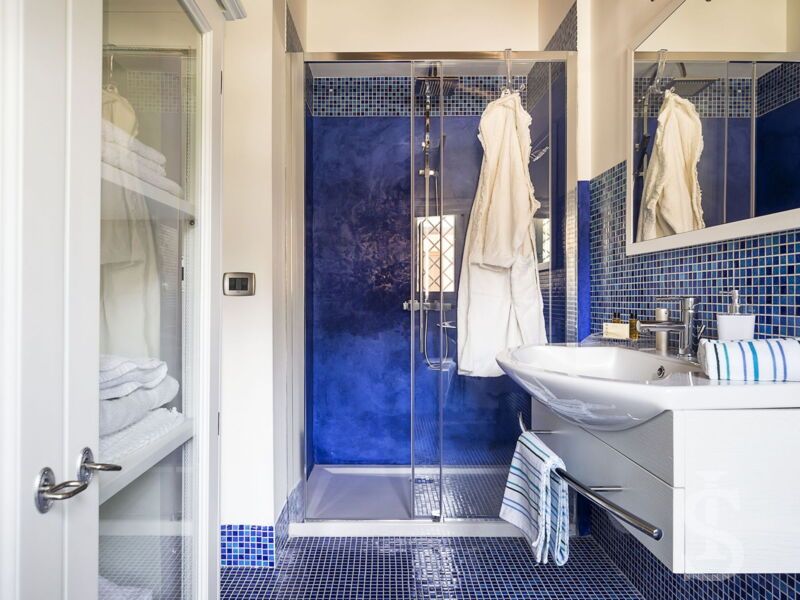villa-agora-blaues-bad.jpg