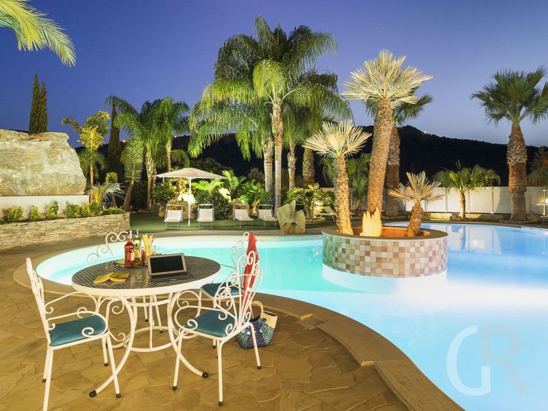 villa-agora-poll-am-abend.jpg