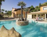 villa-agora-schwimmbad-mit-insel.jpg