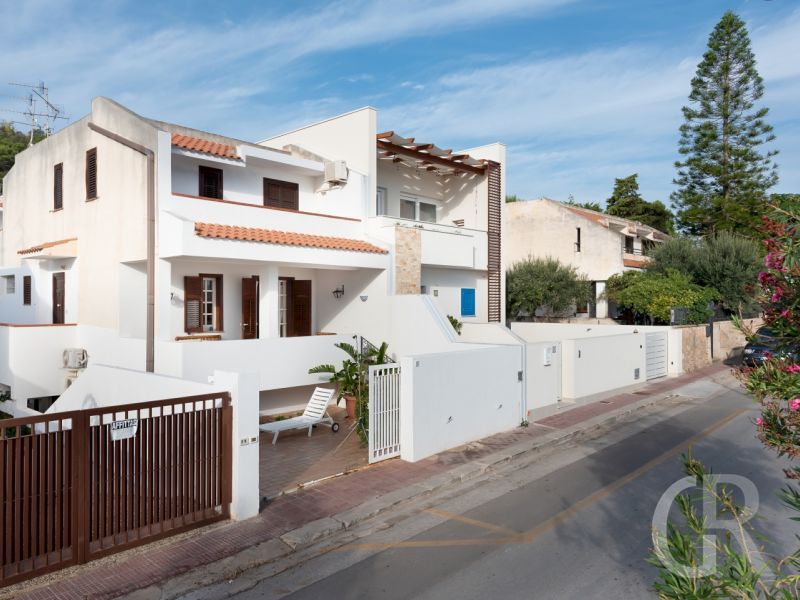 villa-al-faro-san-vito-blick-auf-das-ferienhaus.jpg