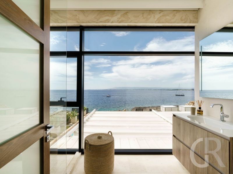 villa-angelina-blick-aus-dem-bad-zum-meer.jpg