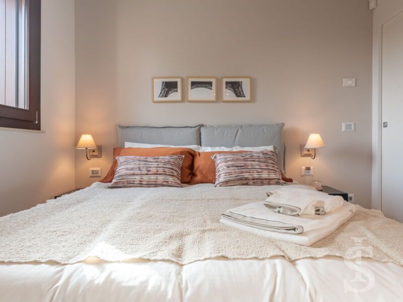 villa-angelina-schlafzimmer-mit-doppelbett-2.jpg
