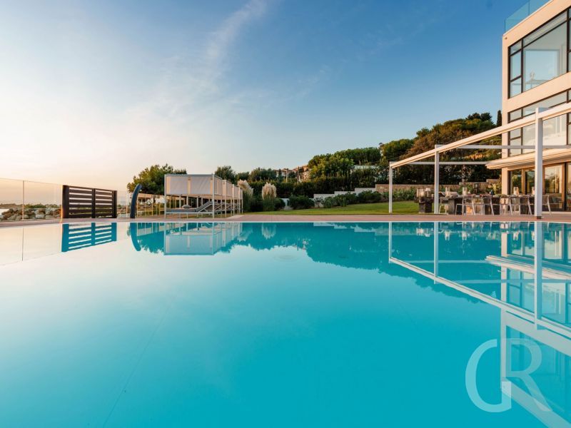 villa-angelina-villa-und-pool.jpg
