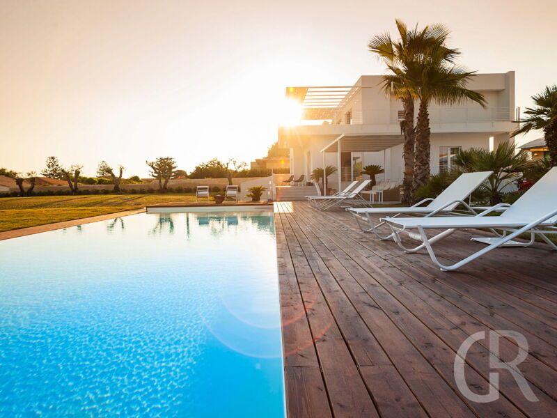 villa-blumarine-sonnenliegen-am-pool.jpg