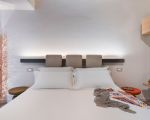 villa-castalia-weisses-doppelbett.jpg