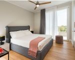 villa-colle-verde-blaues-bett-im-schlafzimmer.jpg