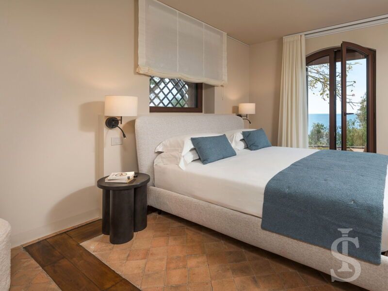villa-continella-beispiel-schlafzimmer-seitlich-mit-blick-nach-draussen.jpg